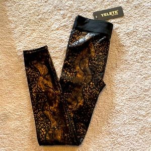 Black leggings with bronze design